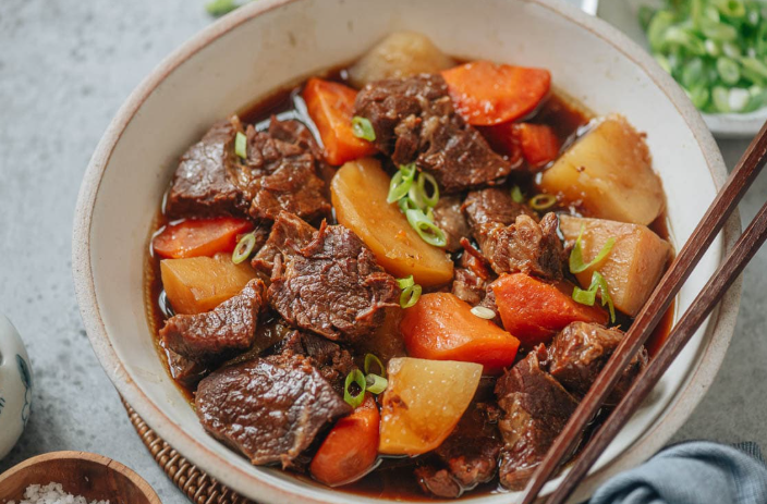 Beef is a versatile ingredient used across a wide range of cuisines, from traditional Chinese dishes and hot pot meals to Western-style steaks, burgers, soups