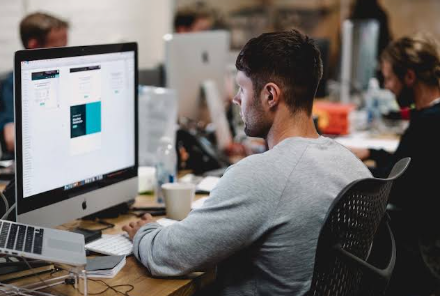 How to Decide Between an Internship and an Entry Level Job
